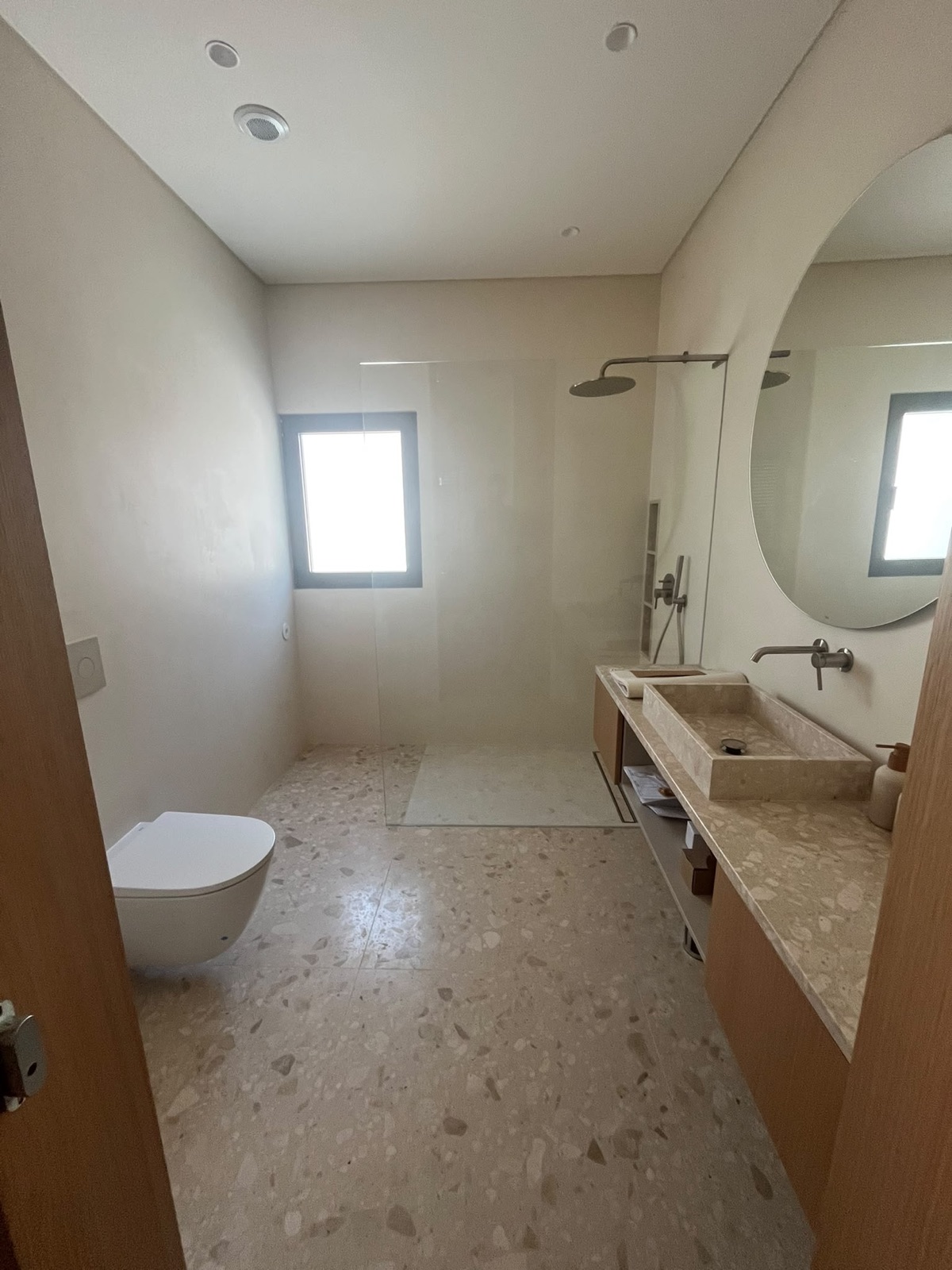 Casa de banho com microcimento nas paredes e no pavimento