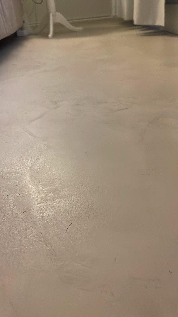 Detalhe de pavimento em tom areia, com brilho