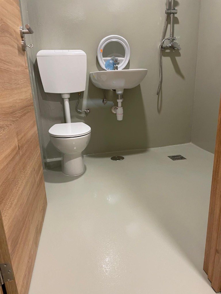 Casa de banho com pavimento epóxi claro e brilhante